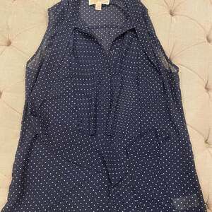 MICHAEL KORS Polka dot crepe sleeveless shirt, Size 6
